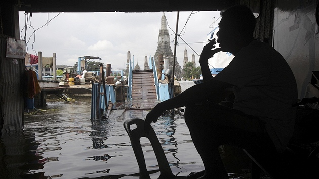 Mu sedí ve svém zaplaveném dom v Bangkoku.