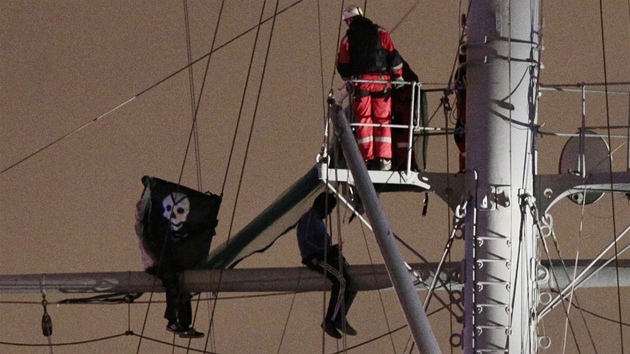 Skupinku mladých anarchist musela z kiníku Aurora odvést policie (16. íjna