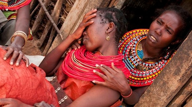 Obřízka mladé Samburky Lembany v severní Keni 