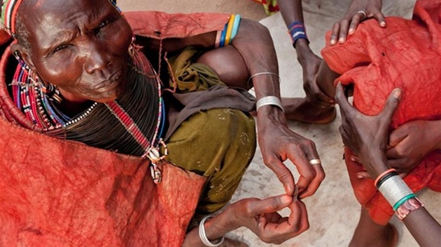 Cecília se chystá provést obízku mladé Samburky v severní Keni 