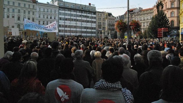 Pochod na podporu Janáčkova divadla v Brně zavedl na brněnské náměstí Svobody 19. října 2011 stovky lidí.