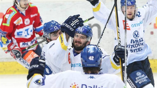 Vladimír Si�ák (uprost�ed) je�t� v dresu Vítkovic oslavuje vyrovnávací gól do