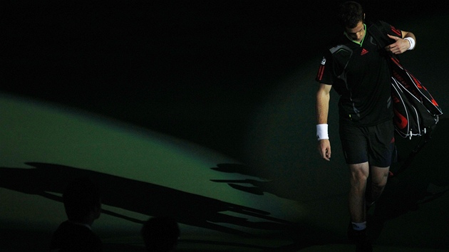 HRA STÍN. Brit Andy Murray nastupuje na kurt ped zaátkem utkání s Japoncem