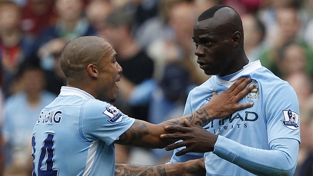 MÁ VBEC RADOST? Italský útoník Manchesteru City Mario Balotelli (vpravo)