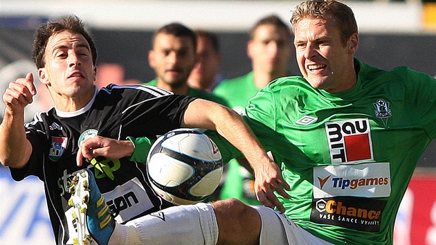 OSTRÝ SOUBOJ. Jablonecký zálo�ník Karel Piták (vpravo) bojuje o mí� s Danielem