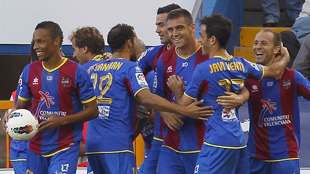 Fotbalisté Levante se radují ze vsteleného gólu