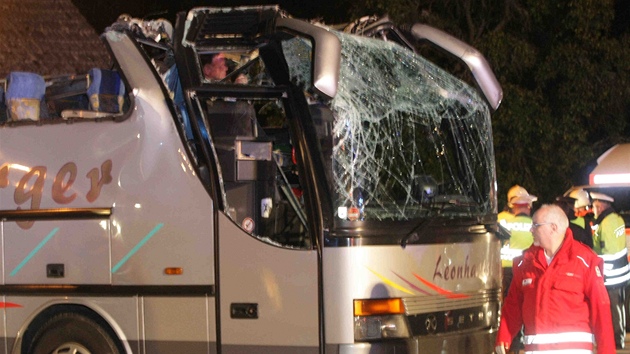 Nedaleko Dolního Dvo�i�t� havaroval autobus, pod nízkým mostem si utrhl...