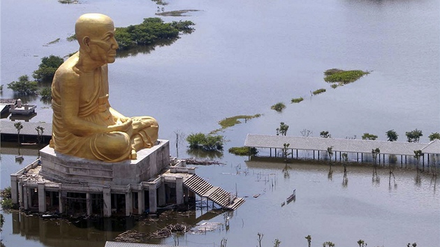 Obí socha Buddhy shlíí na zaplavené ulice v thajské provincii Ayutthaya (15.