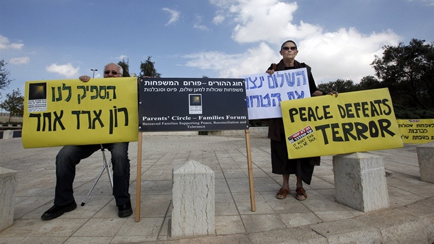 Palestinky se dívají na fotografie nkterých palestinských vz, kteí se vrátí z izraelských vznic.