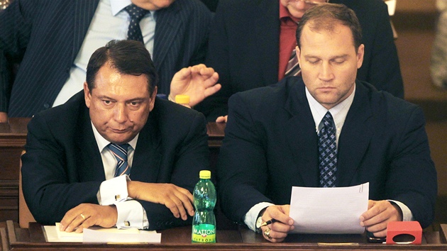 Ji�í Paroubek a Ji�í �légr v lavicích v Poslanecké sn�movn� (10. srpna 2010)