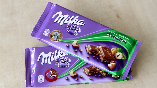 Složení čokolády Milka bylo stejné u nás i za hranicemi. Německá (nahoře) navíc slibovala stoprocentní podíl alpského mléka.
