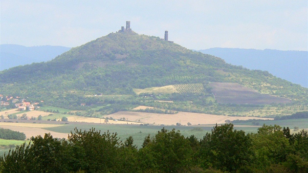 Výhled ze Stradonky na zíceninu hradu Hazmburk