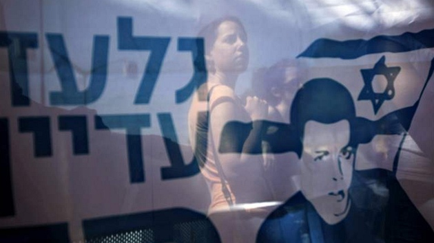 Zajatý izraelský voják Gilad �alit na plakátu p�i izraelské demonstraci