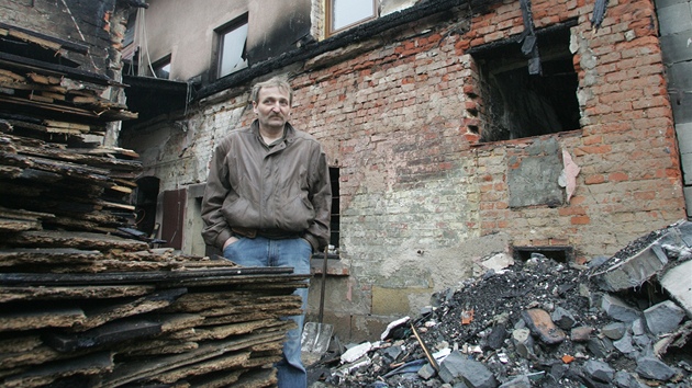 Petr Poznar v troskách svého penzionu v Hlavňově na Náchodsku. 