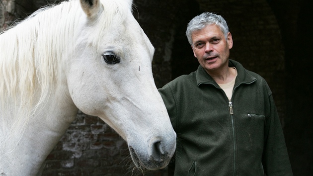 Sochař Petr Novák s koněm, kterého chová u svého ateliéru v Jaroměři. 