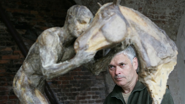 Socha Petr Novák s modelem pomníku padlým koním