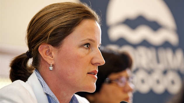 Karolína Peake bhem debaty student s politiky o korupci, budova Akademie vd