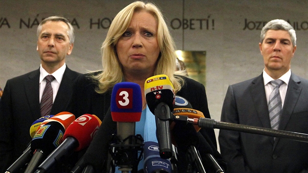 Slovenská premiérka Iveta Radičová hovoří s novináři poté, co padla její vláda. Naslouchají lídři dalších koaličních stran: (vlevo) Jan Figeľ z KDH a Béla Bugár (MOST-HÍD), Bratislava (11. října 2011).