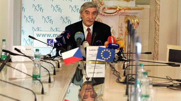 Ladislav Bátora oznamuje sv�j odchod z ministerstva �kolství (14. �íjna 2011)