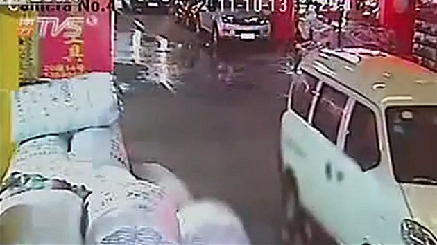 Malá íanka skonila pod koly auta, krvácející dívku ignorovalo osmnáct lidí