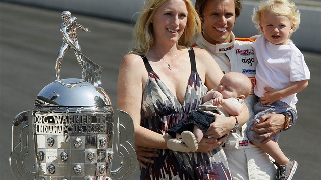 Dan Wheldon po triumfu ve slavných 500 mil Indianapolisu s manelkou Susie,