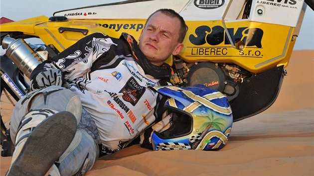 David Pabiška s motocyklem při Rallye Dakar.