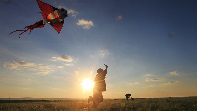 Na kopci u Tun�chod se na podzim scházejí lidé s papírovými i plastovými