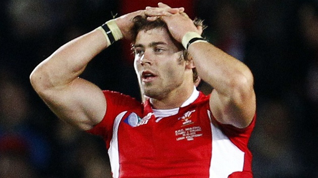 TO SNAD NE Velský zadák Leigh Halfpenny se drí za hlavu poté, co jeho trestný