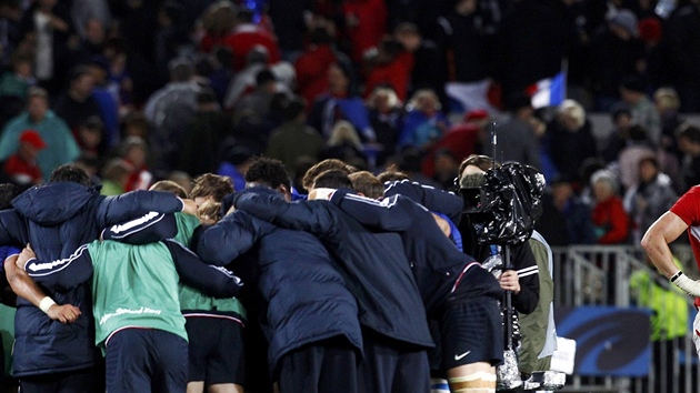 JSME TAM! Naopak francouztí ragbisté se na stadionu Eden park v Aucklandu...