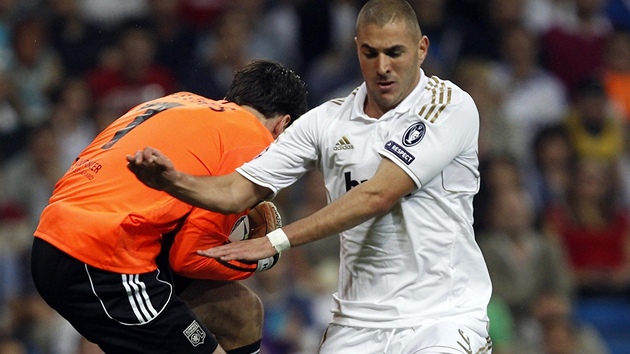 Branká Lloris z Lyonu kryje mí ped Benzemou z Realu Madrid