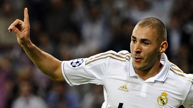 Benzema z Realu Madrid slaví svj gól do sít Lyonu.