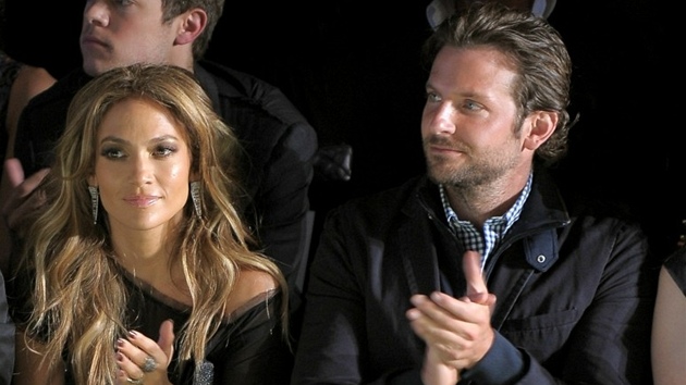 Jennifer Lopezová a Bradley Cooper se spolu poprvé ukázali před měsícem na módní přehlídce v New Yorku
