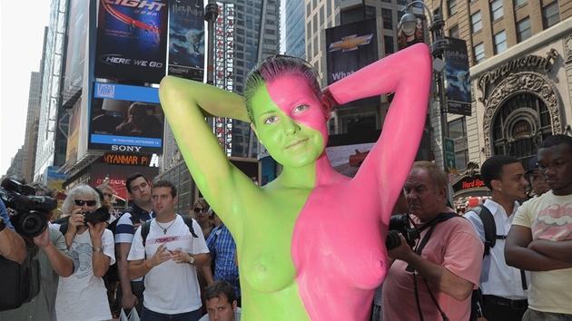 Andy Golub maloval na nahé enské tlo na Times Square