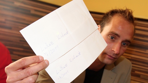 Luká� Kohout ukazuje obálky, kterými byl údajn� placen krajským radním Petrem