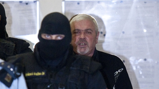 Obalovaného Valerije Prytoku vedou k ústeckému soudu policejní zakuklenci.