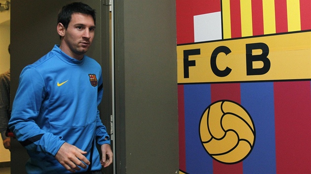 HVZDA PICHÁZÍ. Lionel Messi kráí na tiskovou konferenci.