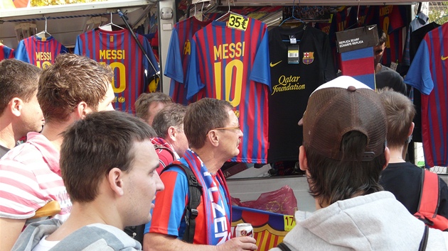 MESSI ZA 35 EUR. Plzetí fandové postávají u stánku s dresy.