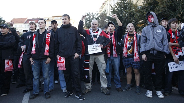 Fanouci Slavie prostestovali proti píchodu trenéra Frantika Straky pi