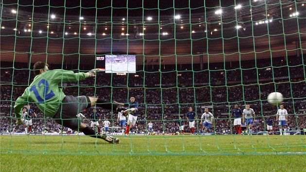 ROZHODUJÍCÍ PENALTA. Samir Nasri prom��uje pokutový kop, který posunul Francii