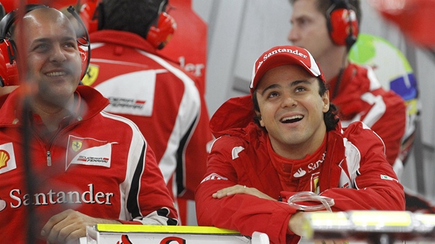 Felipe Massa (vpravo) sleduje prbh tréninku Velké ceny Korejské republiky.