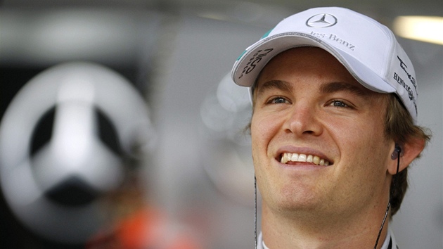 Nico Rosberg ze stáje Mercedes sleduje prbh tréninku na Velkou cenu Korejské