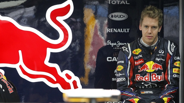 Sebastian Vettel  ze stáje Red Bull sleduje prbh tréninku na Velkou cenu