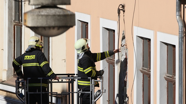 Padající kusy falené títové zdi zabily na jedné z nejrunjích olomouckých ulic procházející enu. Podle statika me za pád uchycení zdi postupy z 19. století a otesy z projídjících tramvají.