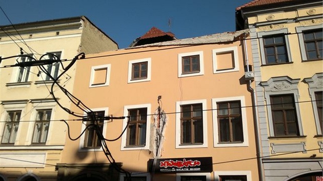 Dům číslo 5 v ulici 8. května v Olomouci, jemuž se částečně zřítila čelní zeď.