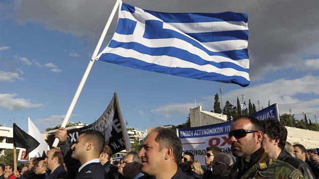 Více ne tisícovka eckých policist, hasi a záchraná se shromádila na