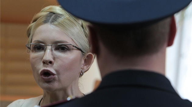 Ukrajinská expremiérka Julija Tymošenková v soudní místnosti (11. října 2011)