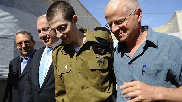 Gilad alit ve vojenskm po proputn se svm otcem (vpravo) a izraelskm premirem Benjaminem Netanjahuem. (18. jna 2011)