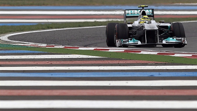 Nico Rosberg s mercedesem v korejské kvalifikaci voz formule 1.