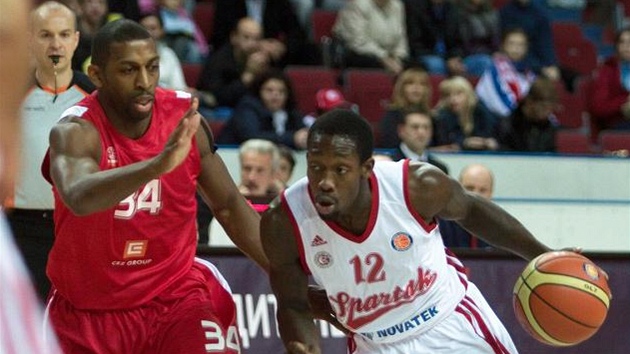 Patrick Beverley (vpravo) ze Spartaku Petrohrad uniká Miku Lenzlymu z Nymburka.