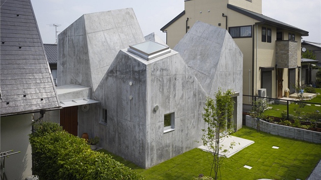 Stavba vyaduje pedevím velmi tolerantní sousedy.